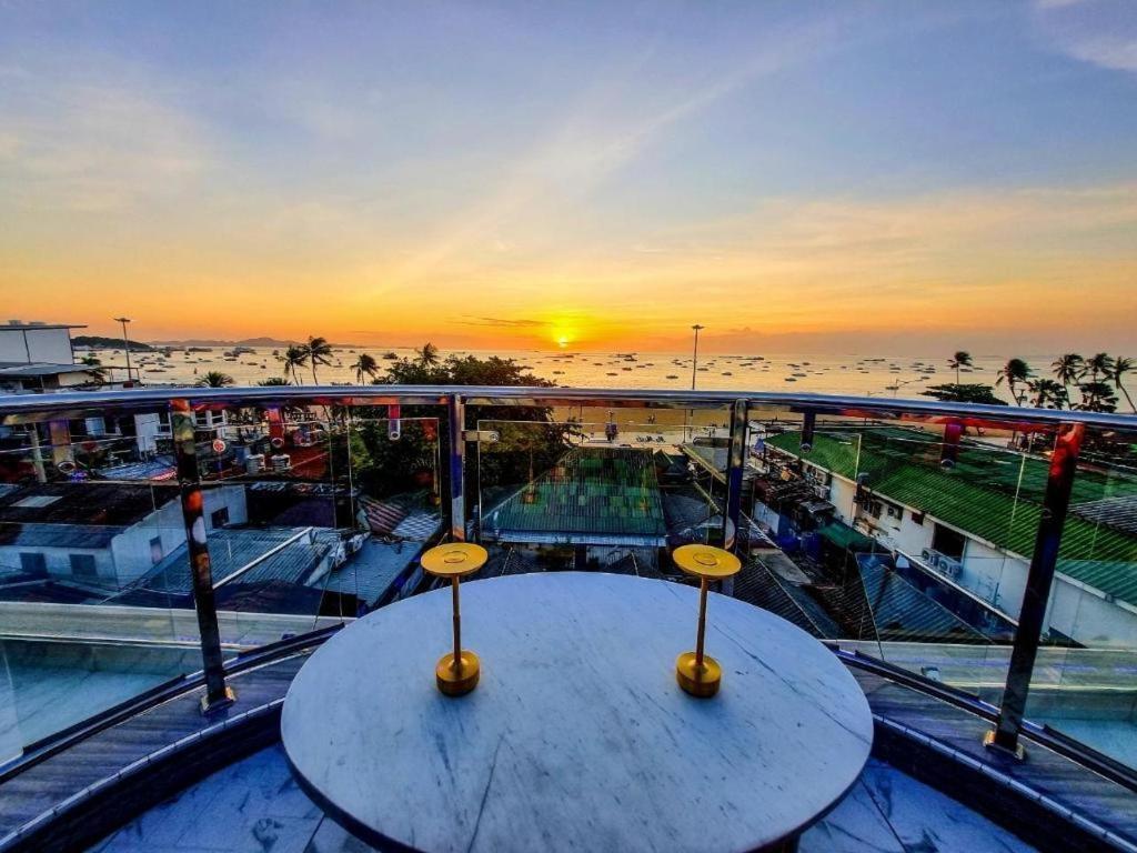 The Globe Hotel, Bar & Restaurant Pattaya Exterior photo