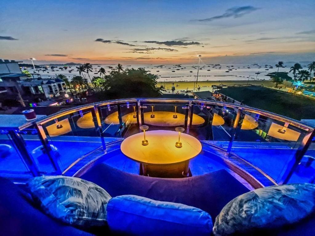 The Globe Hotel, Bar & Restaurant Pattaya Exterior photo