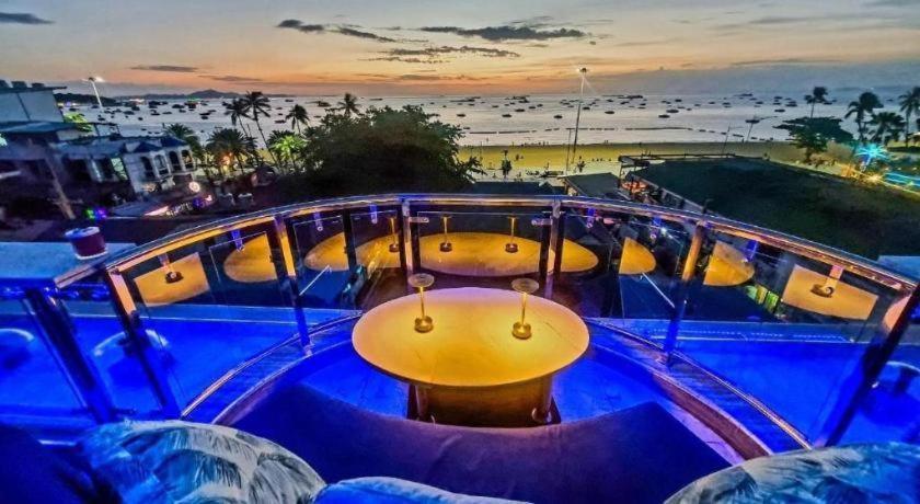 The Globe Hotel, Bar & Restaurant Pattaya Exterior photo