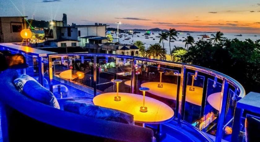 The Globe Hotel, Bar & Restaurant Pattaya Exterior photo
